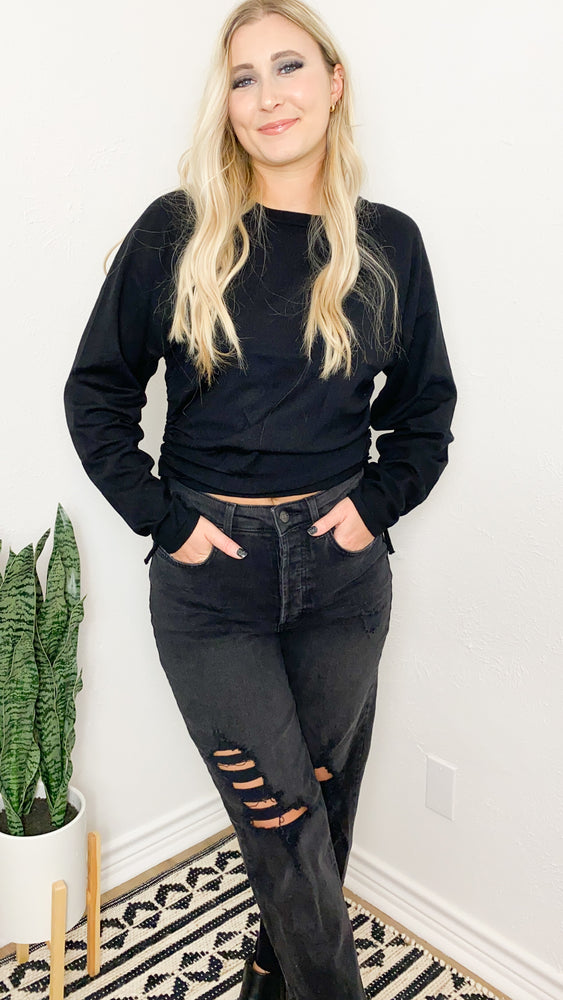 chat & chill cropped long sleeve top | black